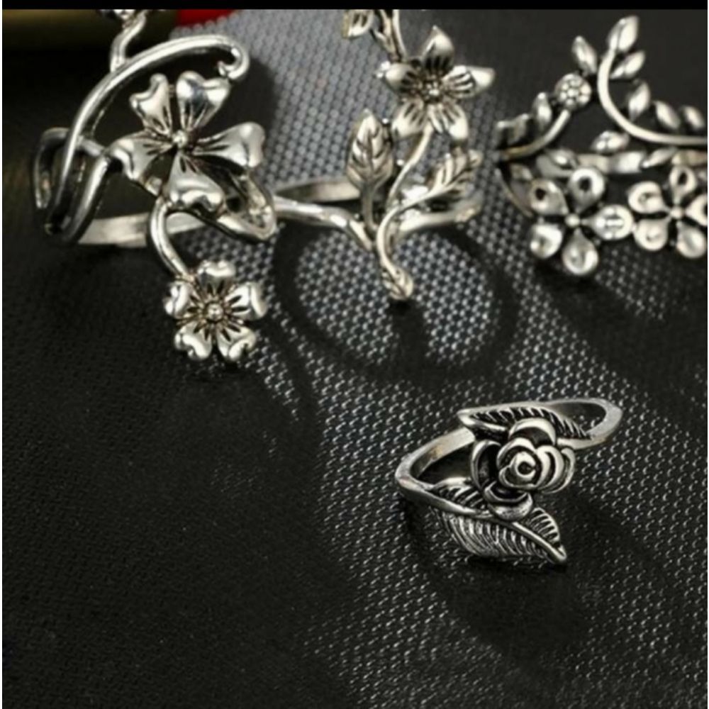 Set of 4 Silver Flower Rings! - Picture 3 of 6
